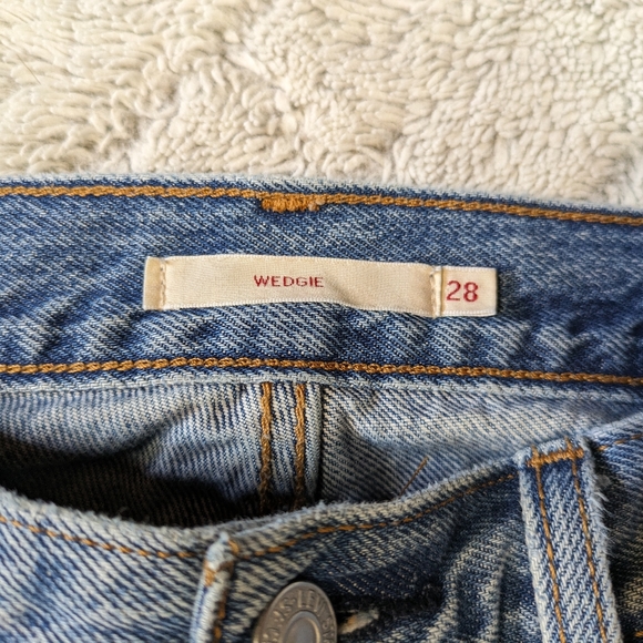 Levi's Jeans Women's 28 Blue Shut Up Wash Wedgie Fit High-Rise Raw Hem 27” - Picture 7 of 11